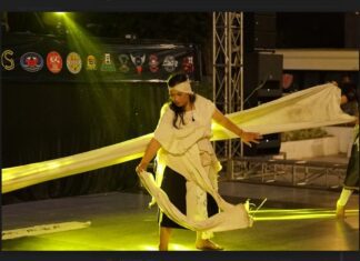 Huruf Ulu Menari di Atas Panggung