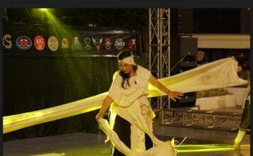 Huruf Ulu Menari di Atas Panggung