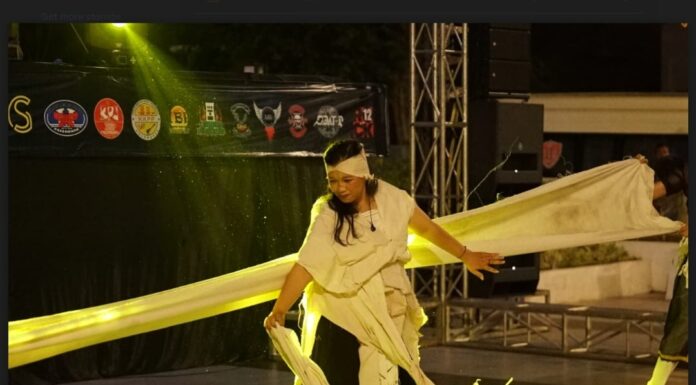 Huruf Ulu Menari di Atas Panggung