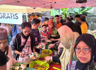Hangatnya Berbagi di Masjid Baiturrahman
