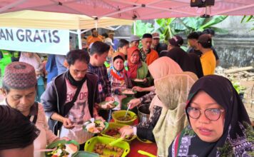 Hangatnya Berbagi di Masjid Baiturrahman