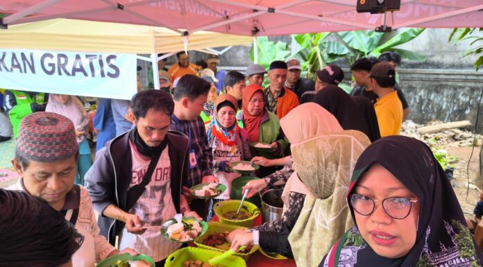 Hangatnya Berbagi di Masjid Baiturrahman